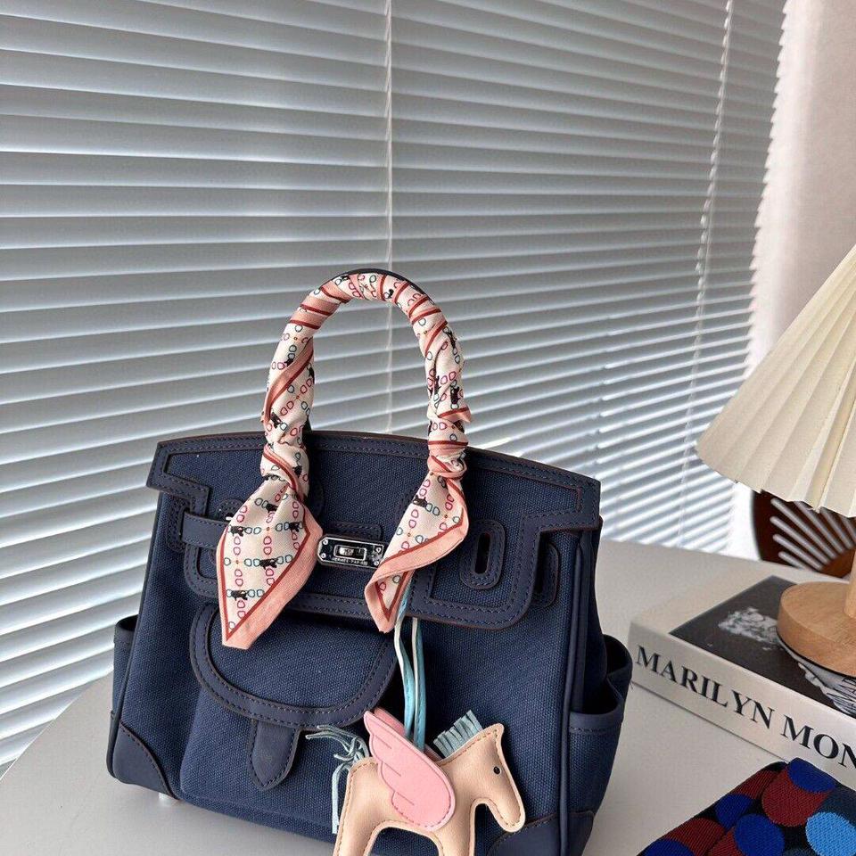 {{.FirstItem.Brand.Name}}({{.FirstItem.Brand.NameKana}})の「{{.FirstItem.Name}}」を使った{{.PostType}}