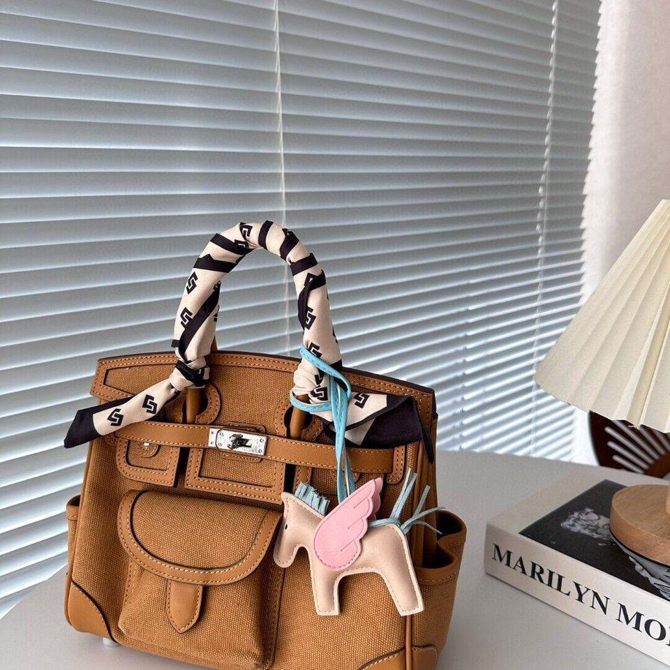 {{.FirstItem.Brand.Name}}({{.FirstItem.Brand.NameKana}})の「{{.FirstItem.Name}}」を使った{{.PostType}}