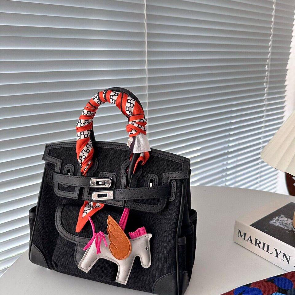 {{.FirstItem.Brand.Name}}({{.FirstItem.Brand.NameKana}})の「{{.FirstItem.Name}}」を使った{{.PostType}}