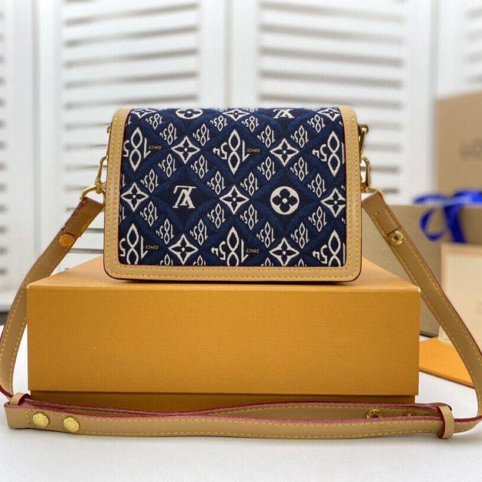 {{.FirstItem.Brand.Name}}({{.FirstItem.Brand.NameKana}})の「{{.FirstItem.Name}}」を使った{{.PostType}}