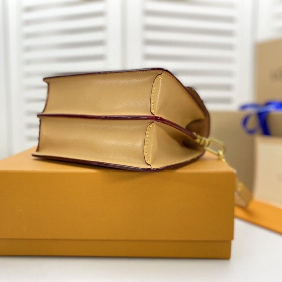 {{.FirstItem.Brand.Name}}({{.FirstItem.Brand.NameKana}})の「{{.FirstItem.Name}}」を使った{{.PostType}}