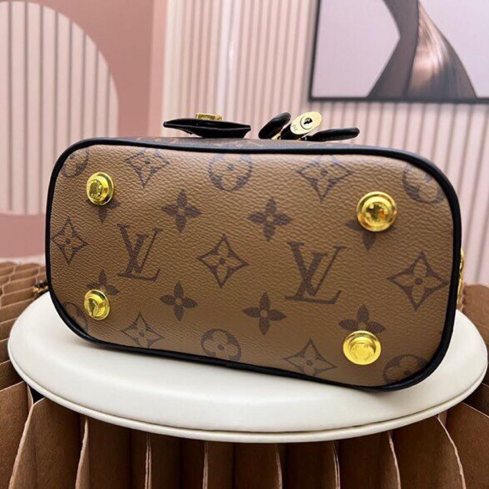 {{.FirstItem.Brand.Name}}({{.FirstItem.Brand.NameKana}})の「{{.FirstItem.Name}}」を使った{{.PostType}}