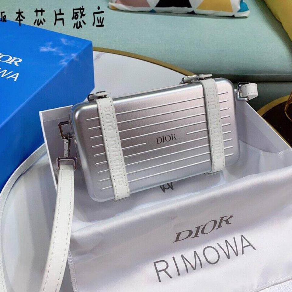 {{.FirstItem.Brand.Name}}({{.FirstItem.Brand.NameKana}})の「{{.FirstItem.Name}}」を使った{{.PostType}}