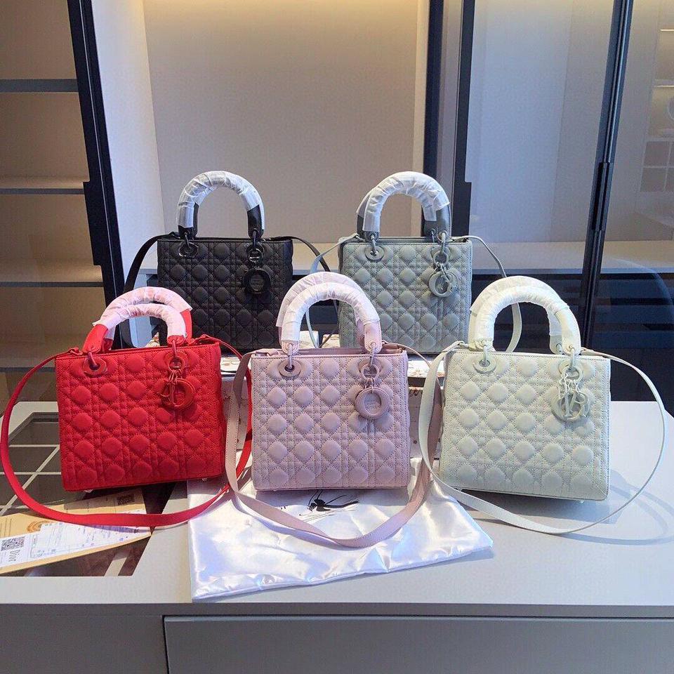 {{.FirstItem.Brand.Name}}({{.FirstItem.Brand.NameKana}})の「{{.FirstItem.Name}}」を使った{{.PostType}}