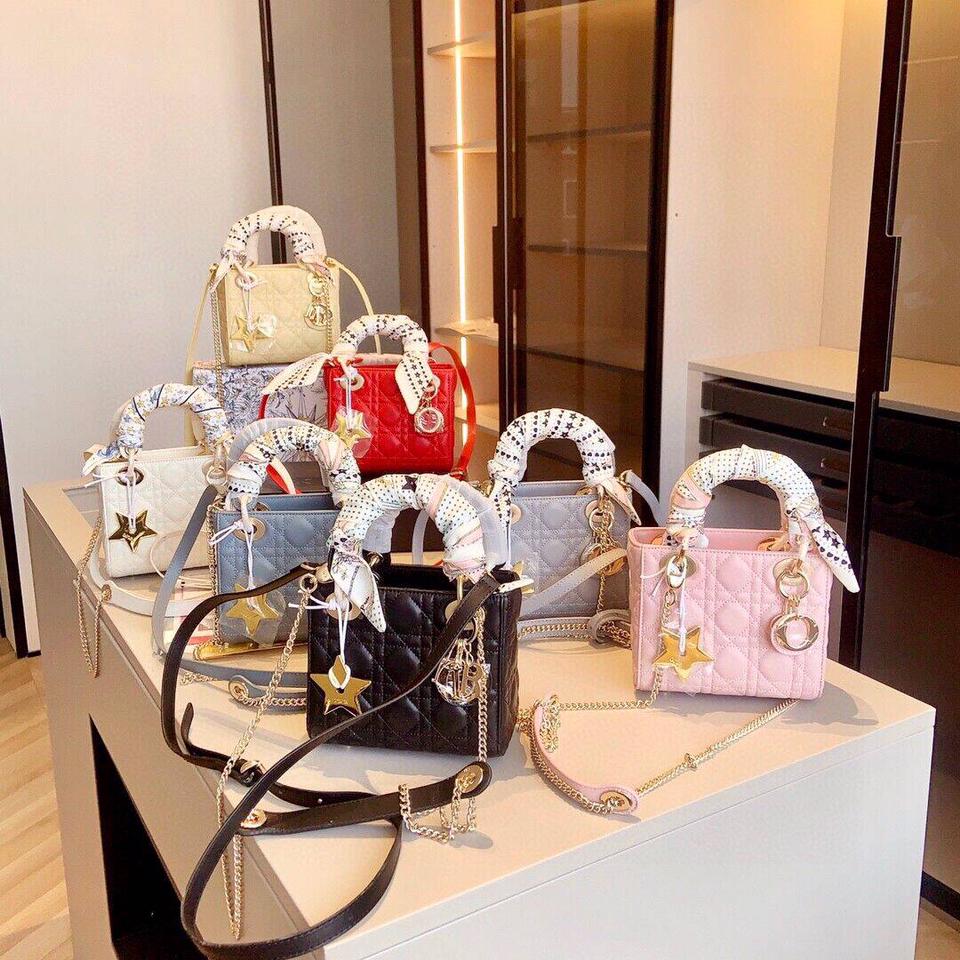 {{.FirstItem.Brand.Name}}({{.FirstItem.Brand.NameKana}})の「{{.FirstItem.Name}}」を使った{{.PostType}}