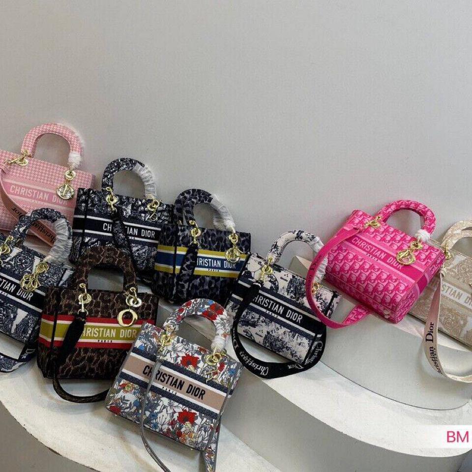 {{.FirstItem.Brand.Name}}({{.FirstItem.Brand.NameKana}})の「{{.FirstItem.Name}}」を使った{{.PostType}}