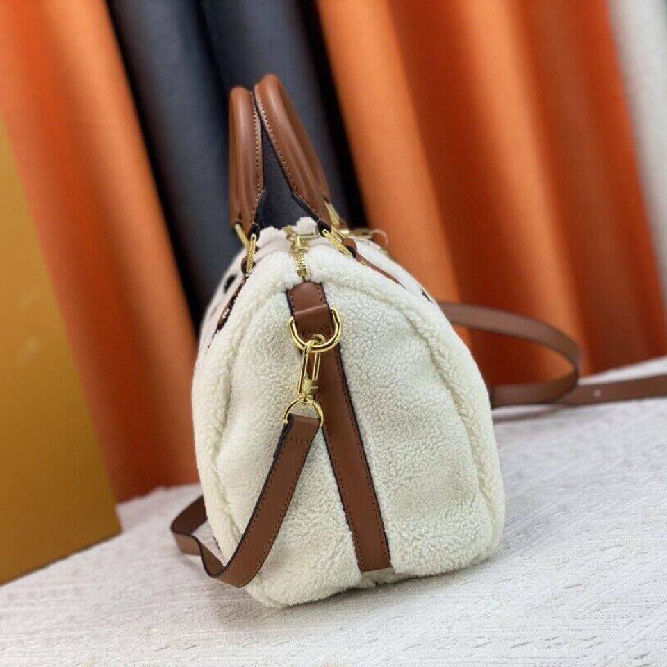 {{.FirstItem.Brand.Name}}({{.FirstItem.Brand.NameKana}})の「{{.FirstItem.Name}}」を使った{{.PostType}}