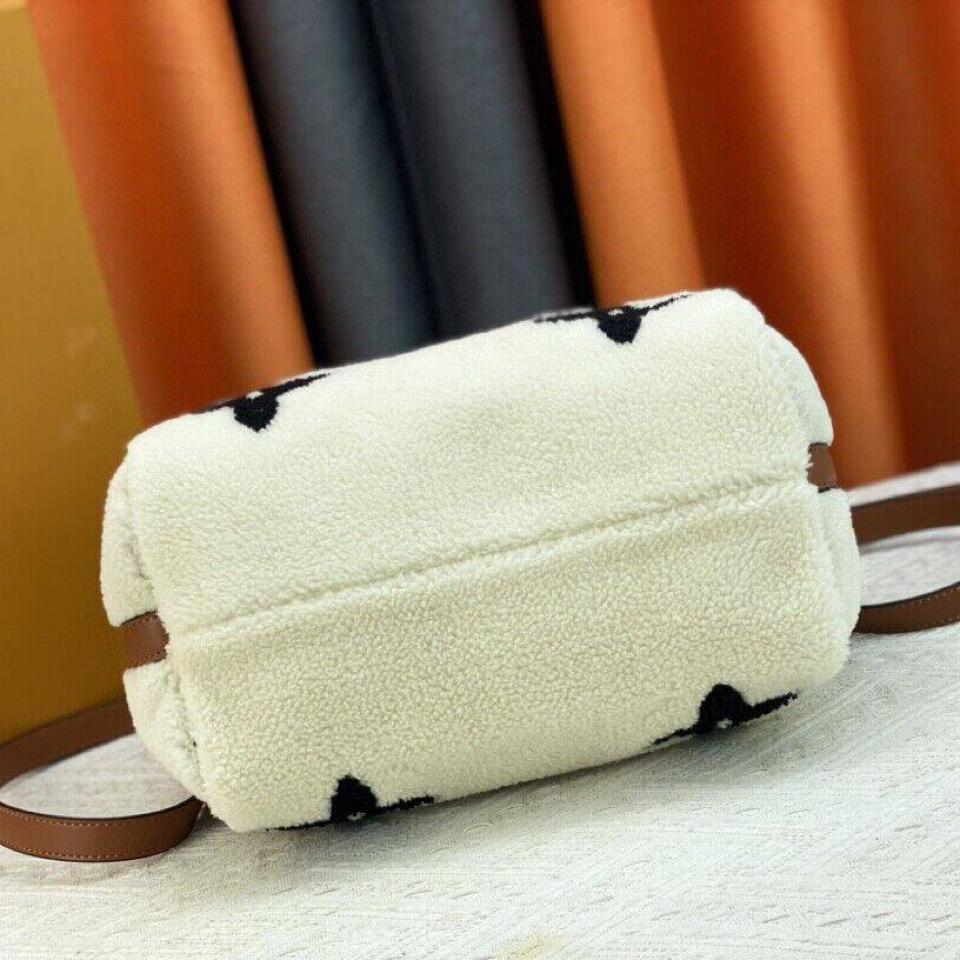 {{.FirstItem.Brand.Name}}({{.FirstItem.Brand.NameKana}})の「{{.FirstItem.Name}}」を使った{{.PostType}}