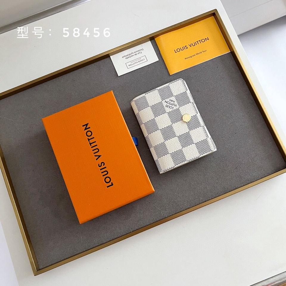 {{.FirstItem.Brand.Name}}({{.FirstItem.Brand.NameKana}})の「{{.FirstItem.Name}}」を使った{{.PostType}}