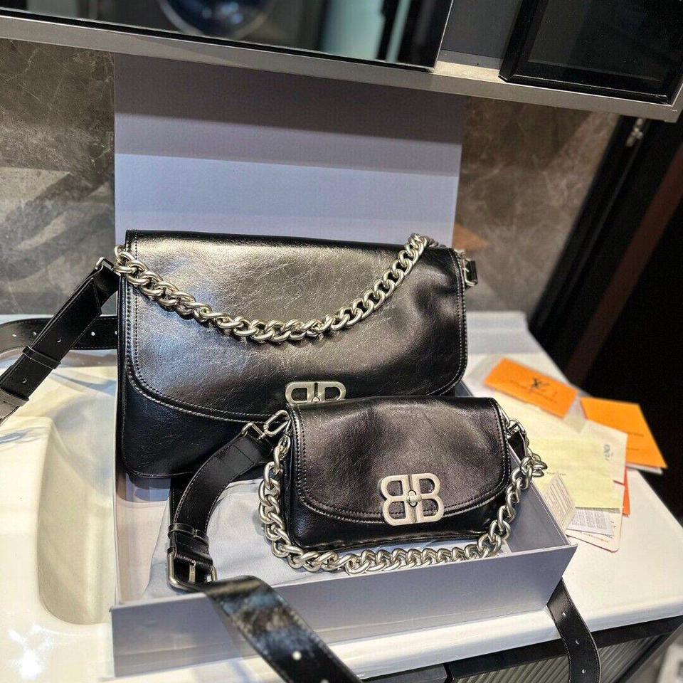 {{.FirstItem.Brand.Name}}({{.FirstItem.Brand.NameKana}})の「{{.FirstItem.Name}}」を使った{{.PostType}}