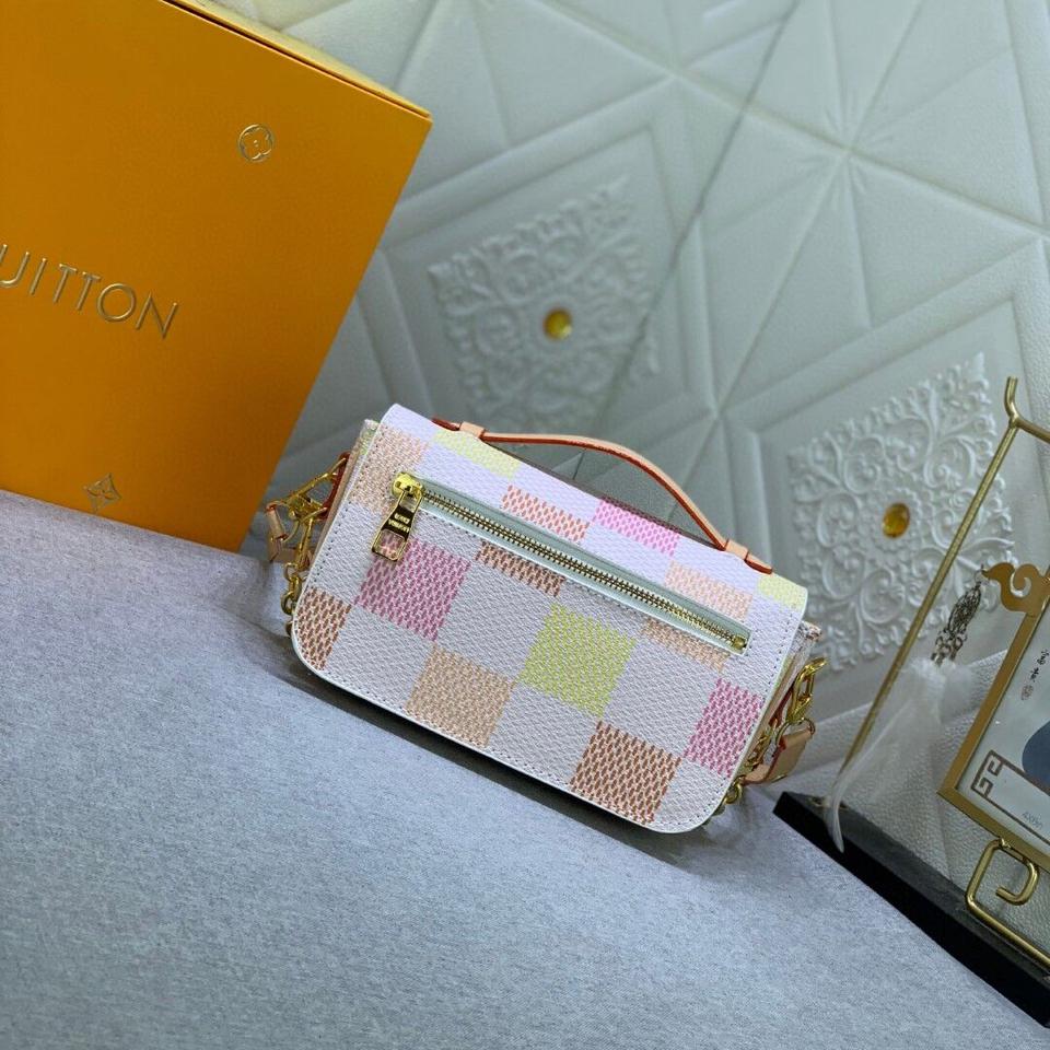 {{.FirstItem.Brand.Name}}({{.FirstItem.Brand.NameKana}})の「{{.FirstItem.Name}}」を使った{{.PostType}}