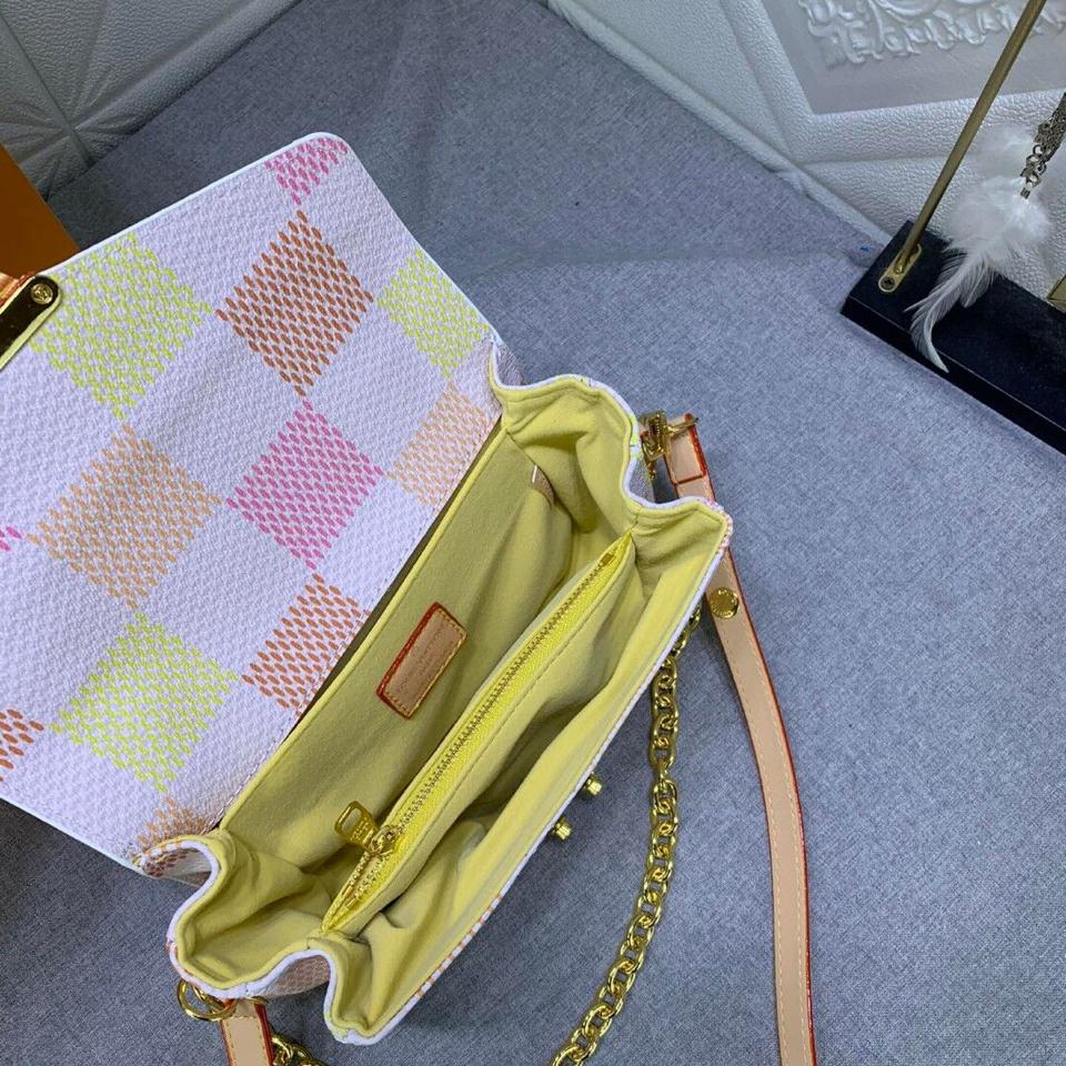 {{.FirstItem.Brand.Name}}({{.FirstItem.Brand.NameKana}})の「{{.FirstItem.Name}}」を使った{{.PostType}}