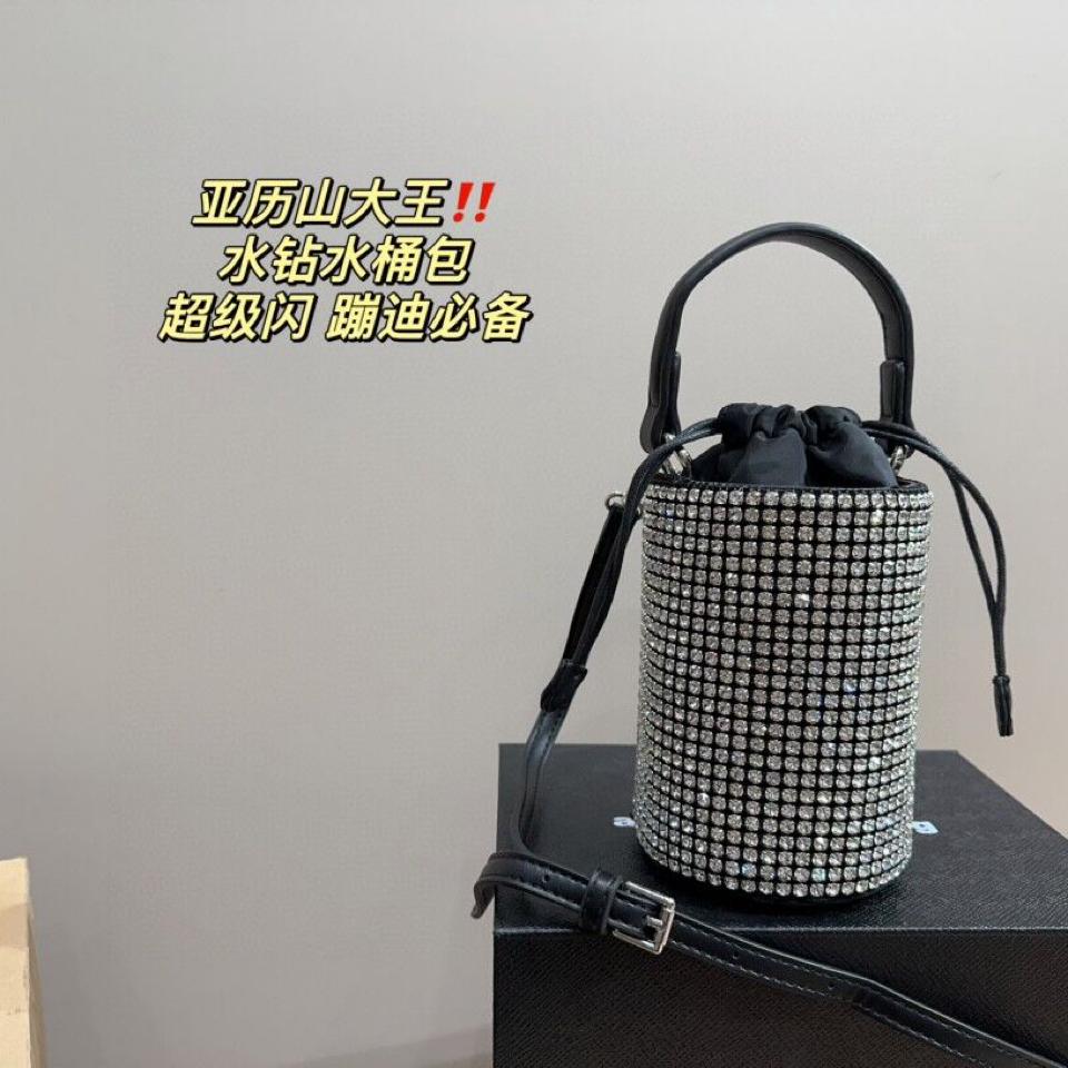 {{.FirstItem.Brand.Name}}({{.FirstItem.Brand.NameKana}})の「{{.FirstItem.Name}}」を使った{{.PostType}}