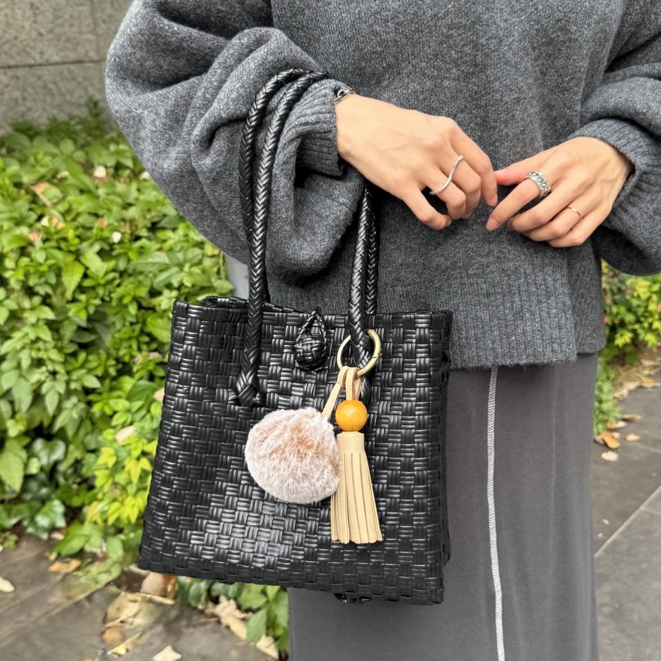 {{.FirstItem.Brand.Name}}({{.FirstItem.Brand.NameKana}})の「{{.FirstItem.Name}}」を使った{{.PostType}}