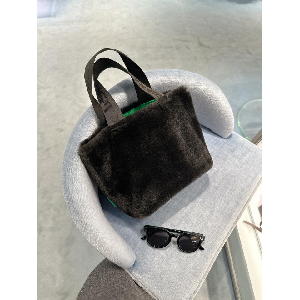 {{.FirstItem.Brand.Name}}({{.FirstItem.Brand.NameKana}})の「{{.FirstItem.Name}}」を使った{{.PostType}}